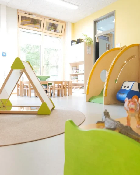 Spielbereich im Gruppenraum der Kita Ohrnsweg mit bunten Spielmodulen, Tierfiguren und kindgerechten Möbeln, die das kreative Spielen fördern.