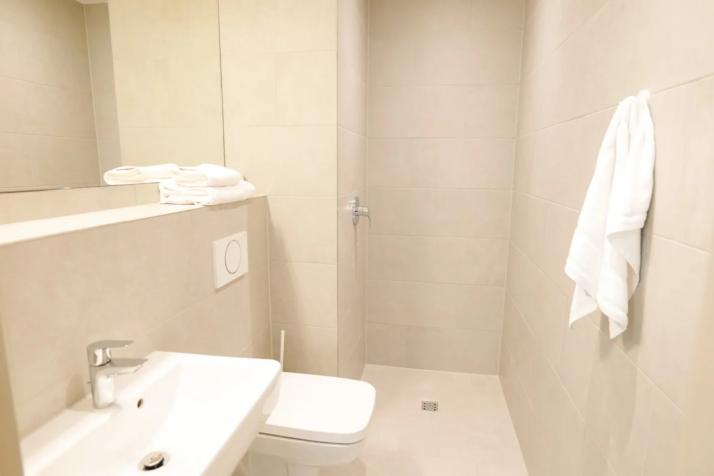 Badezimmer mit Toilette und Dusche für Betreuungspersonen