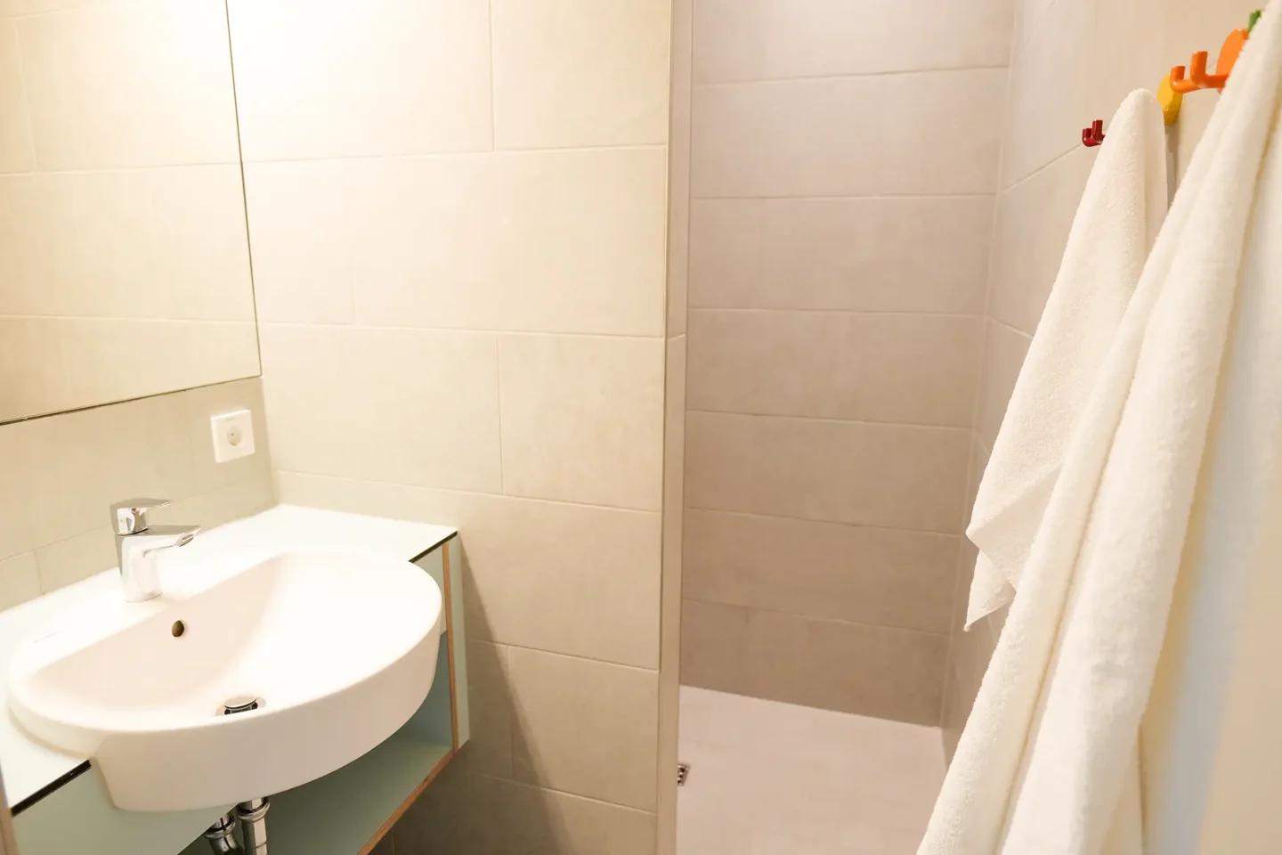 Badezimmer mit Dusche für Kinder.