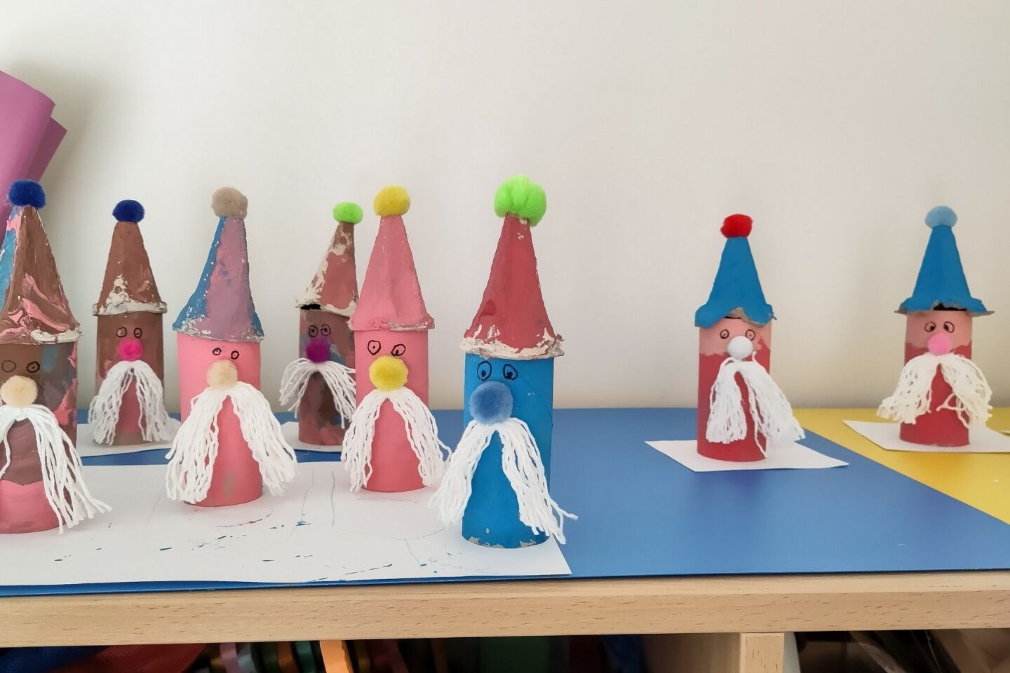 Selbstgebastelte Weihnachts-Wichtel aus Klopapier-Rollen. 