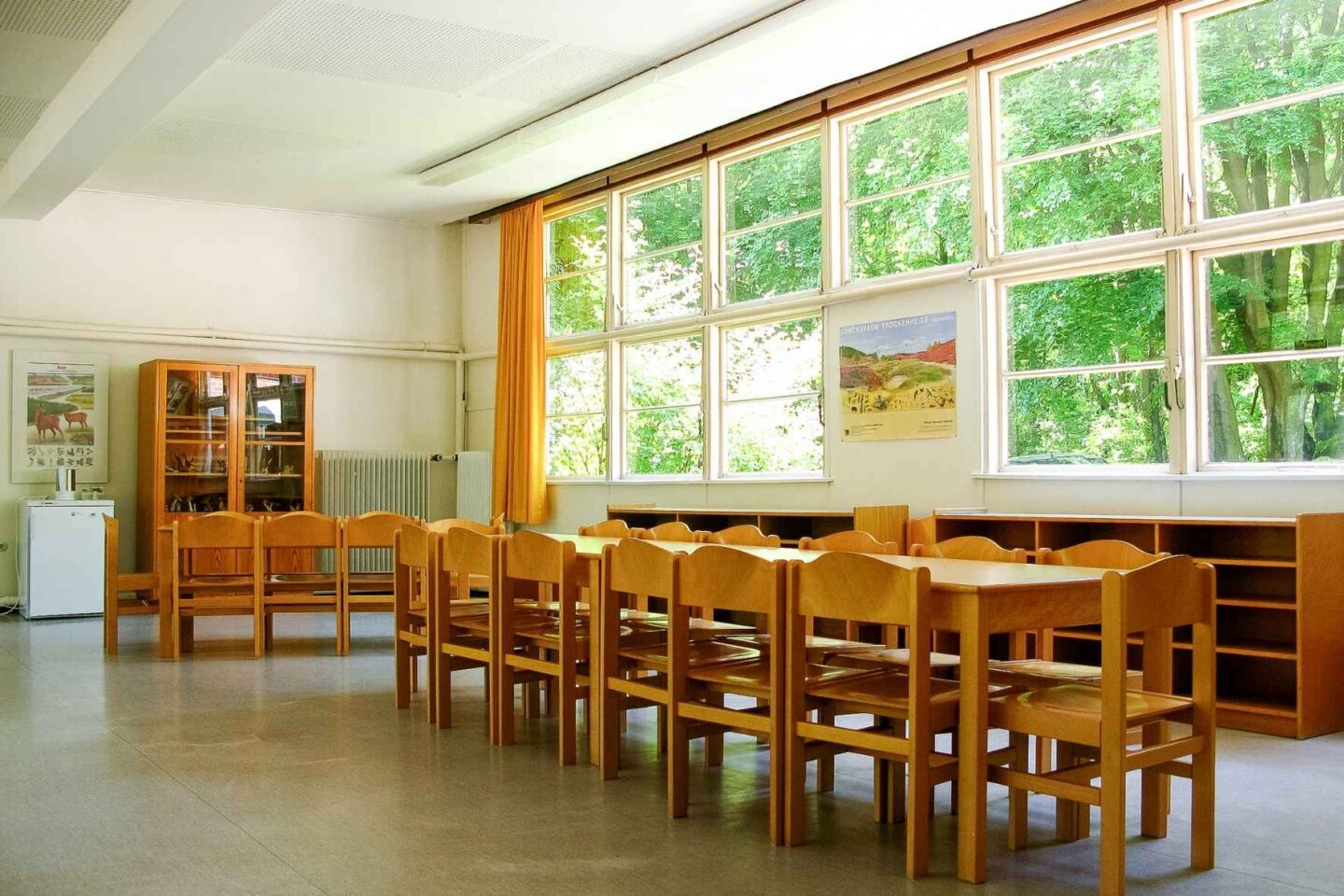 Großer, heller Gruppenraum mit einer großen Tischgruppe in der Freiluftschule Fischbeker Heide.