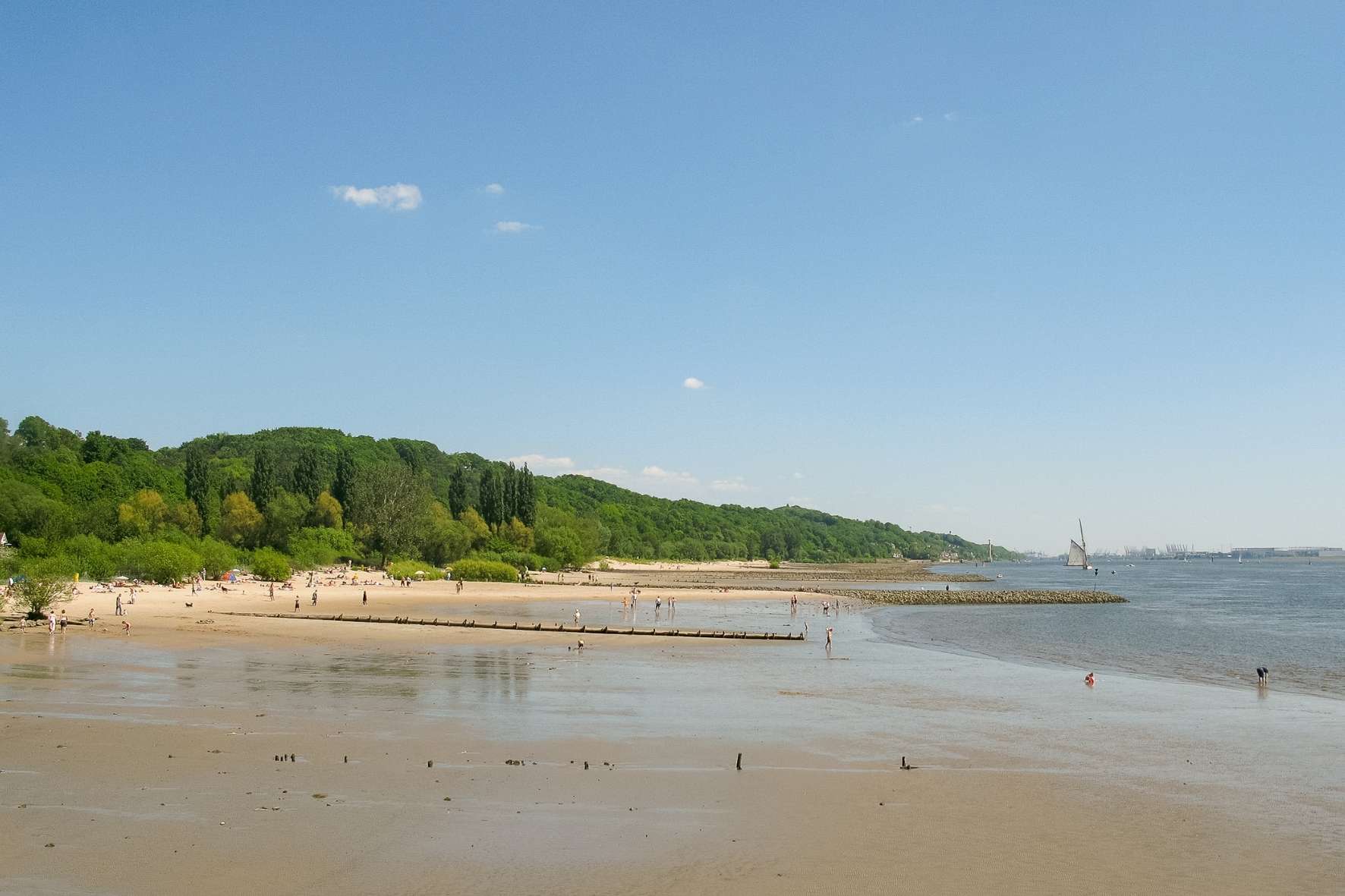 Elbstrand nahe der Freiluftschule Wittenbergen mit Blick auf das glitzernde Wasser und weichen Sand.