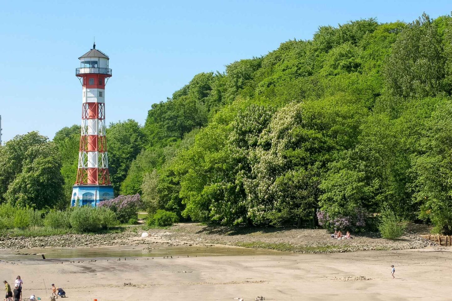 Leuchtturm am Elbstrand der Freiluftschule Wittenbergen, ein markanter Orientierungspunkt und faszinierendes Ausflugsziel.