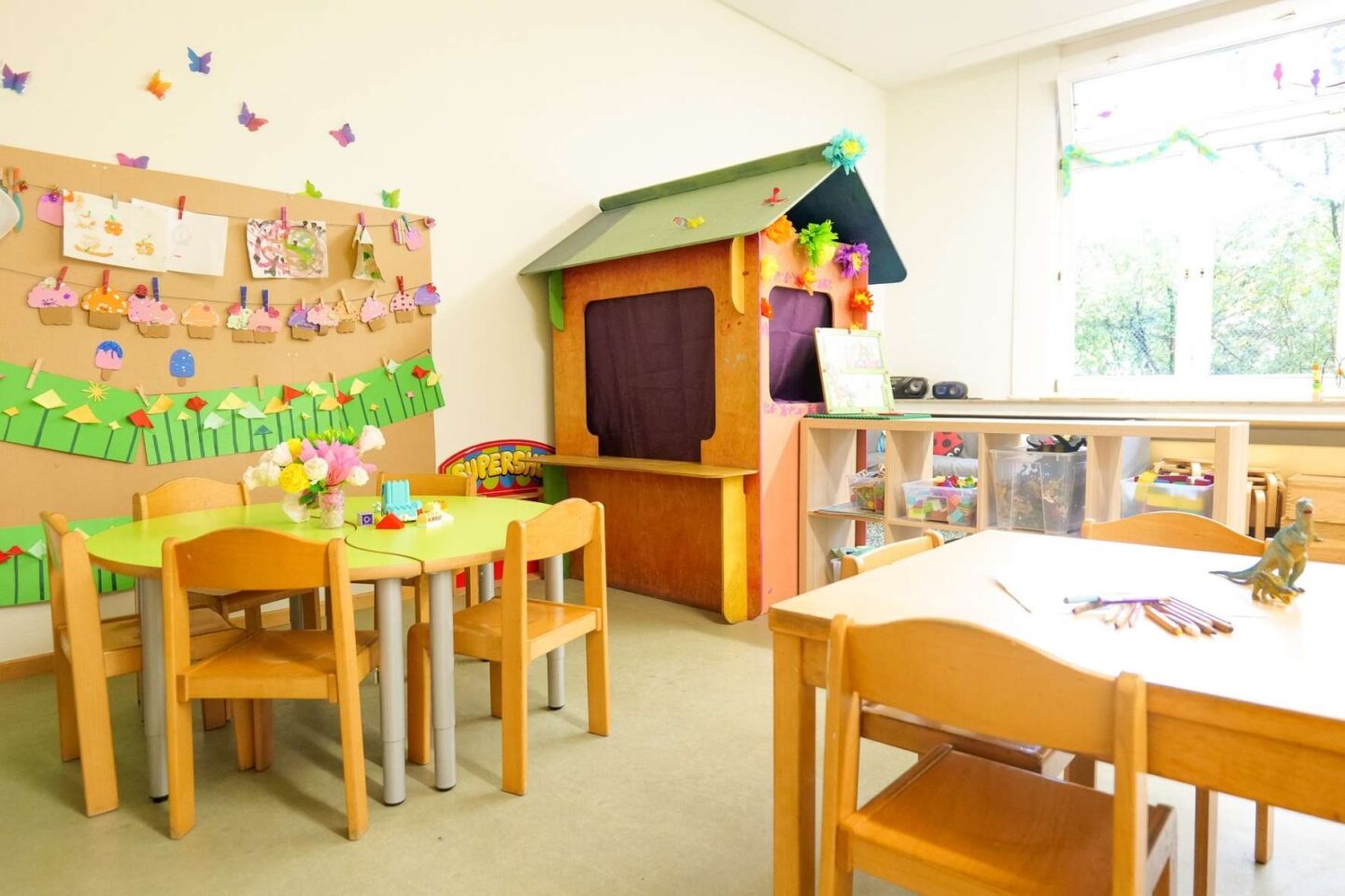 Spielehaus in einem Gruppenraum der Kita Archenholzstraße, ein fantasievoller Rückzugsort für Kinder zum Spielen und Entdecken, fördert die soziale Interaktion und Kreativität.