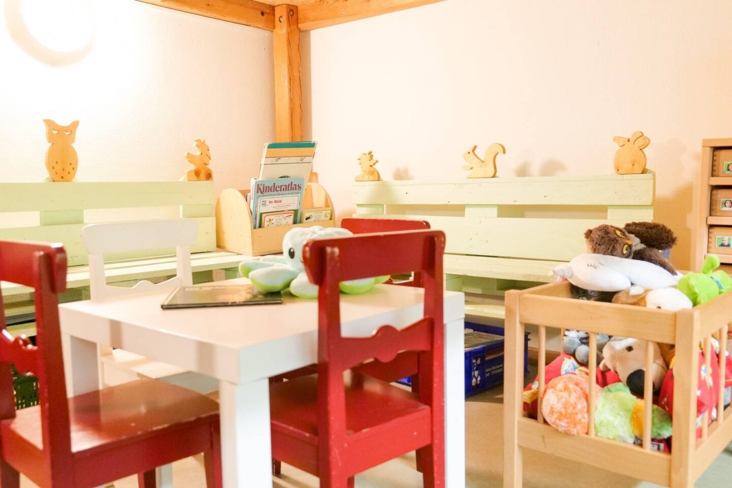 Kleine Tischecke für Kinder in der Kita Archenholzstraße, ausgestattet mit Spielzeug und Malutensilien, um kreative Aktivitäten und eigenständiges Spielen zu fördern.