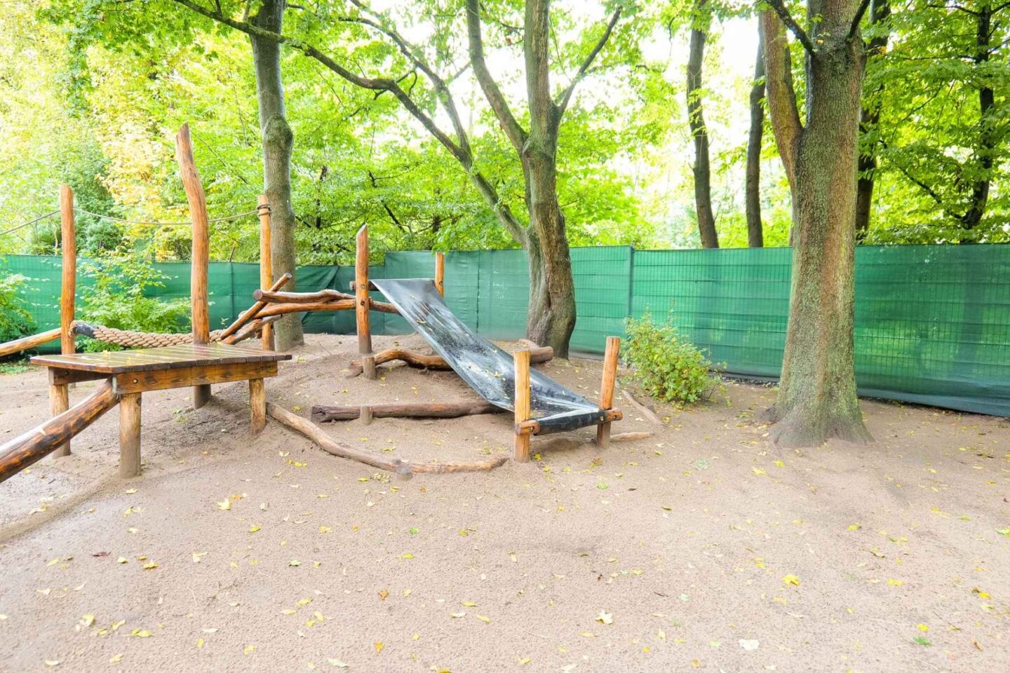 Klettergerüst im Außenbereich der Kita Archenholzstraße aus Holz, bietet Kindern Möglichkeiten zum Klettern und für motorische Aktivitäten an der frischen Luft