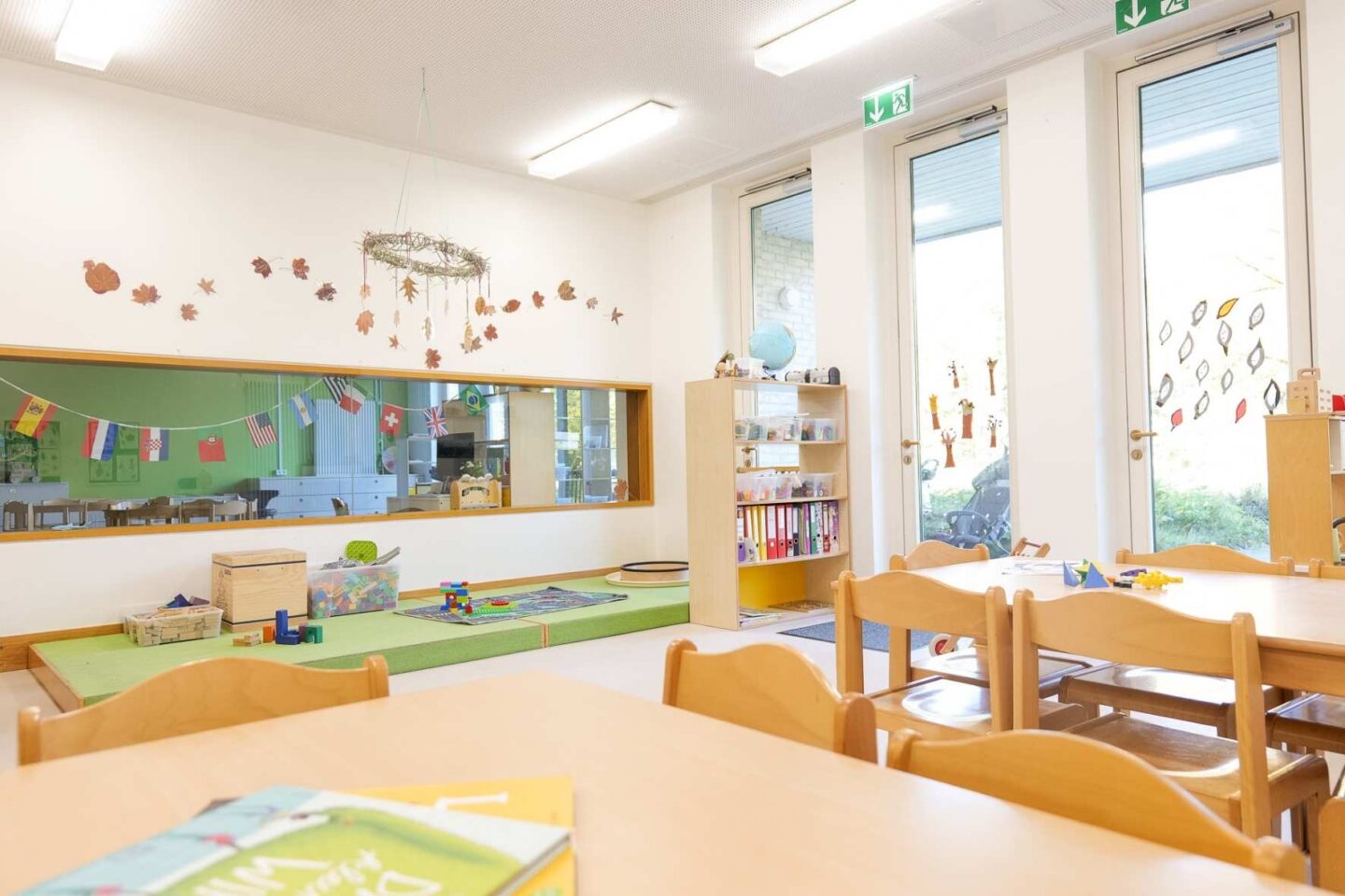 Ein gemütlicher Spielbereich im Gruppenraum der Kita Barlsheide mit diversen pädagogischen Materialien für Kinder.