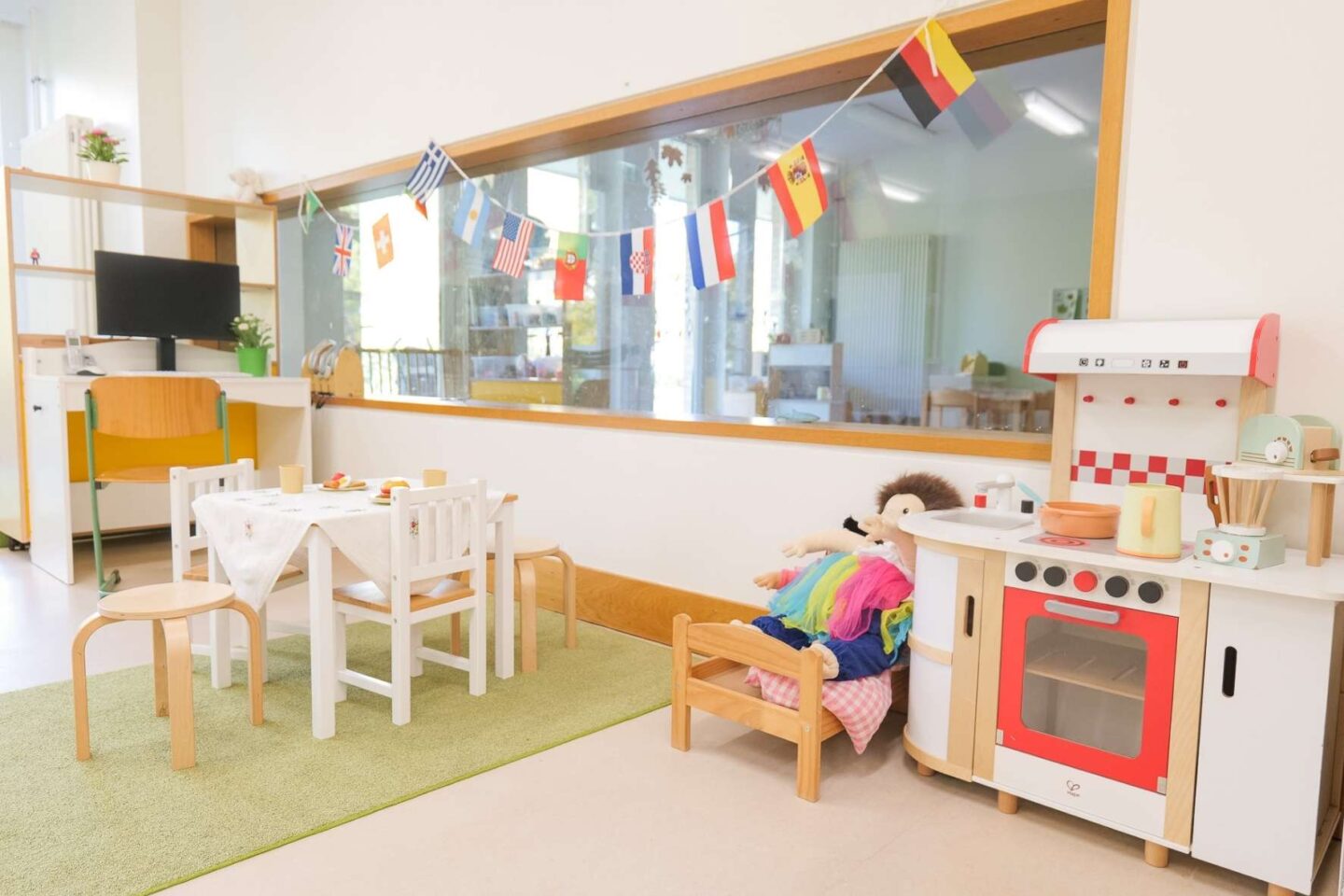 Kindgerechte Spielküche im Gruppenraum der Kita Barlsheide mit Tisch und Stühlen, die zum Rollenspiel einlädt und die Fantasie der Kinder anregt.