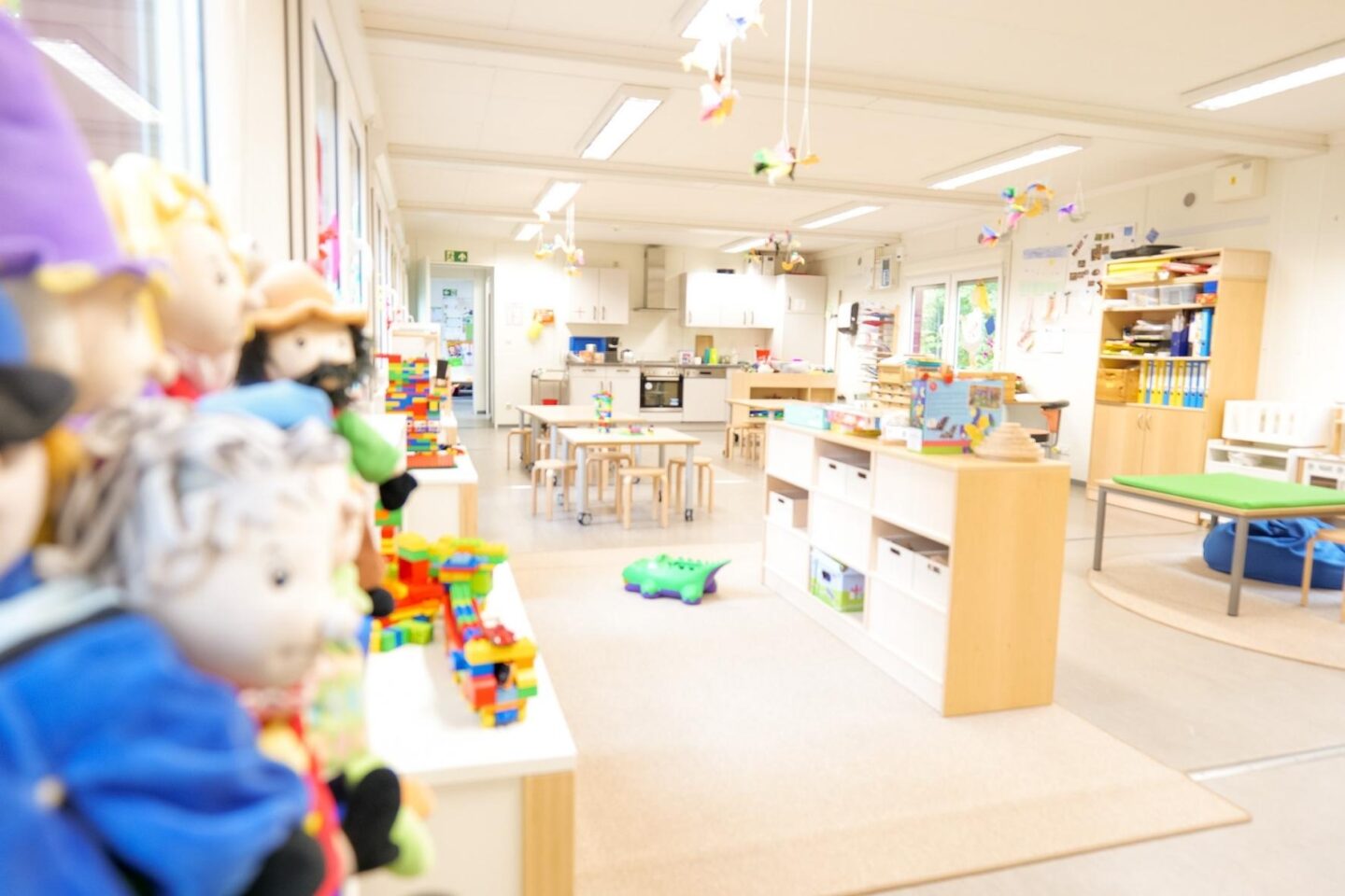 Heller und einladender Gruppenraum in der Kita Buckhorn mit Spielzeug, Bastelmaterialien und Tischen für kreative Aktivitäten.