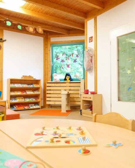Puzzle- und Spieltisch im Gruppenraum der Kita Burgunderweg, ideal für kreatives Lernen.