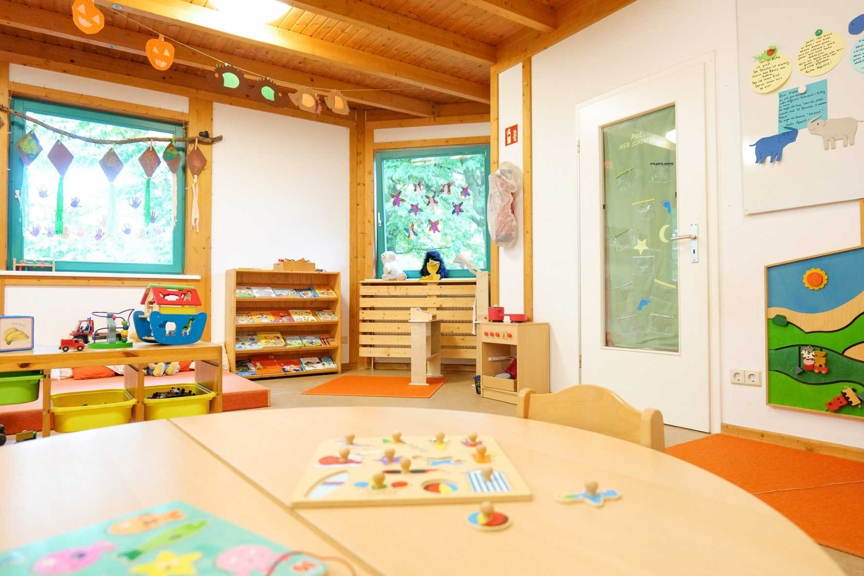 Puzzle- und Spieltisch im Gruppenraum der Kita Burgunderweg, ideal für kreatives Lernen.