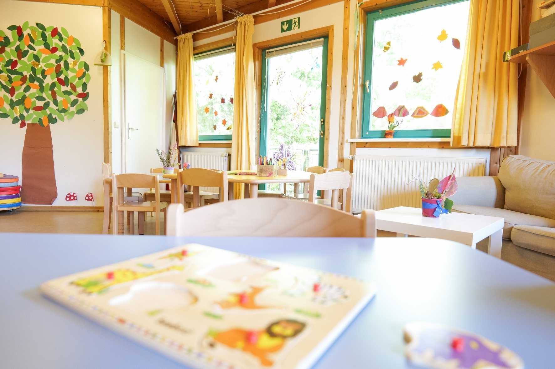 Detailaufnahme eines Basteltisches im Gruppenraum der Kita Eckerkoppel mit einem kindgerechten Puzzle-Spiel.