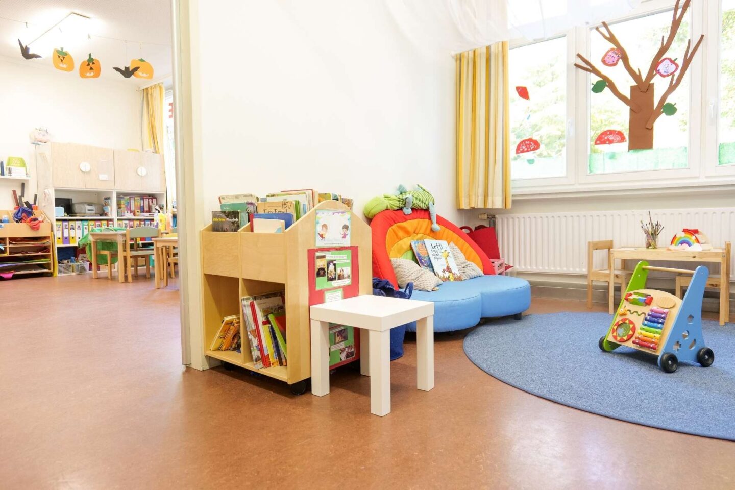 Einladende Lese- und Spielecke in der Kita Franzosenkoppel für kreative Pausen.