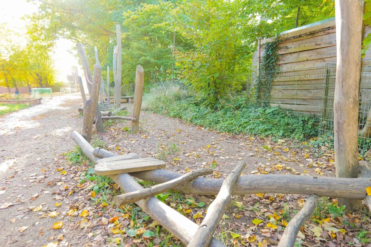Klettergerüst aus Holz auf dem grünen Spielplatz der Kita Redder.