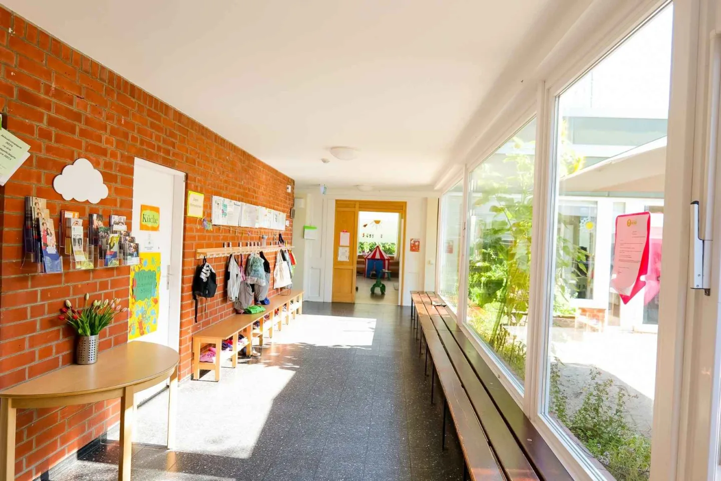 Sonniger, heller Eingangsbereich mit Garderobe in der Kita Schafgarbenweg.